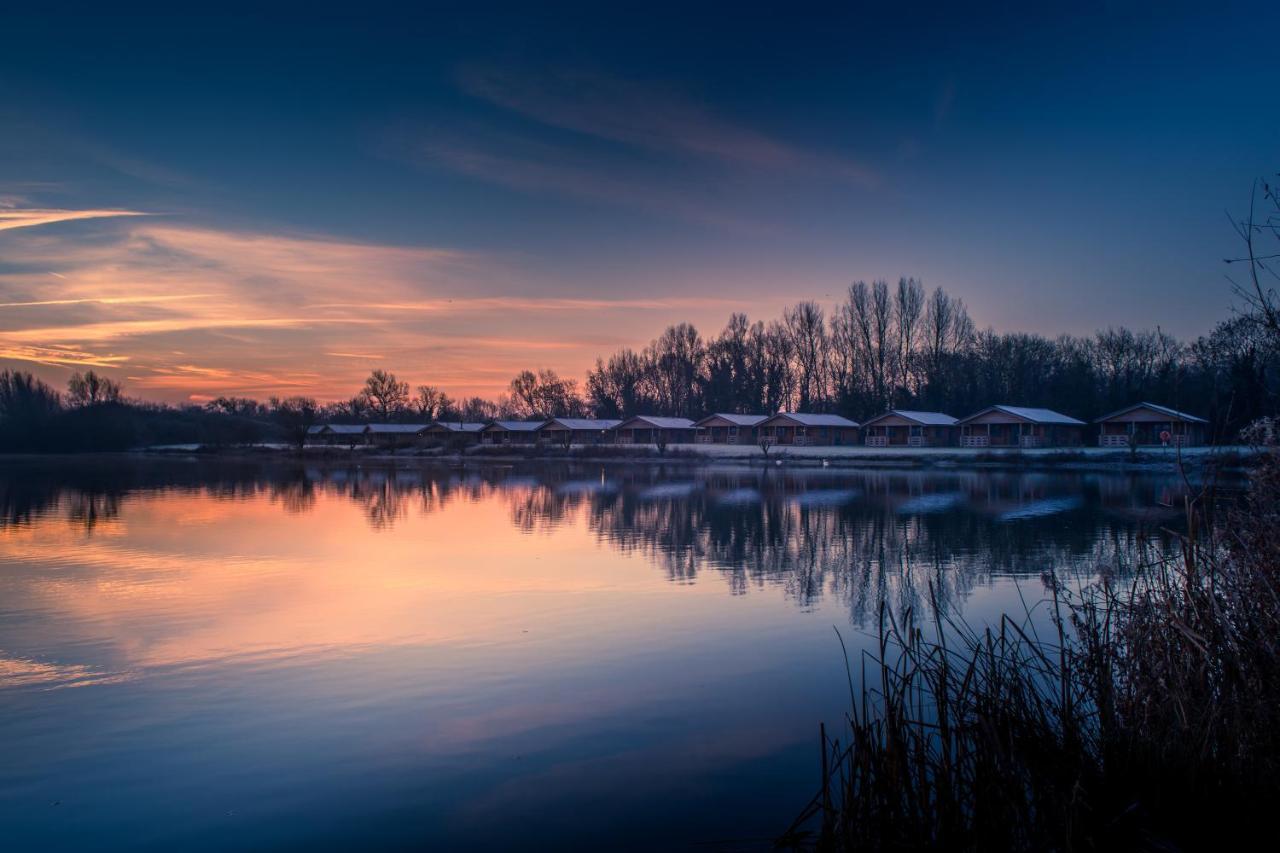 Lake Pochard Holiday Lodges Саут-Керни Экстерьер фото
